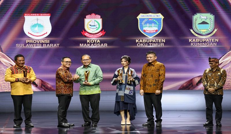 Wujudkan Makassar Low Carbon City, Danny Pomanto Terima Penghargaan Pemimpin Daerah Award 2024