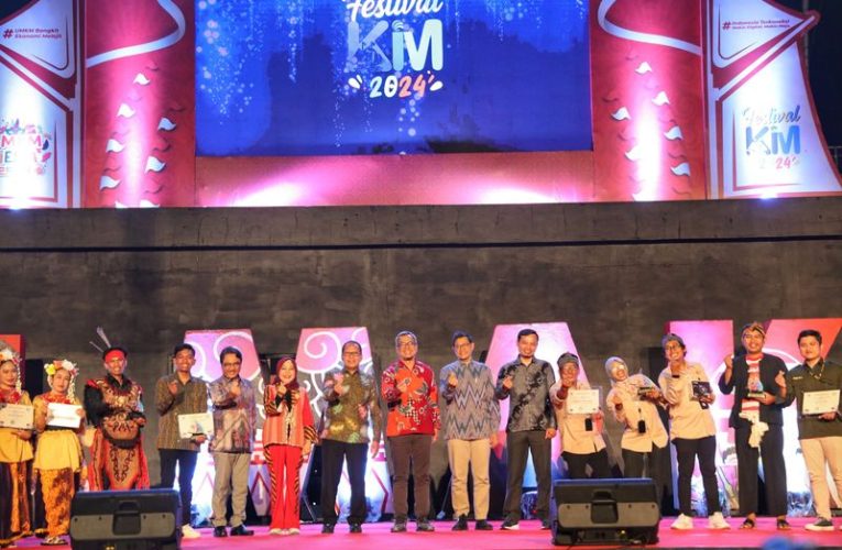 Kominfo Beri Penghargaan pada Komunitas Informasi Masyarakat Berprestasi di Kimfest 2024