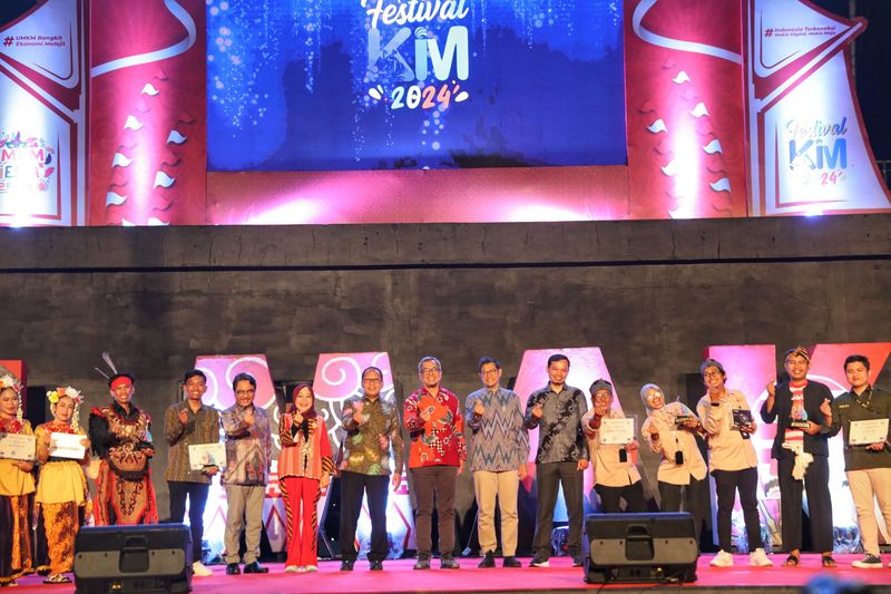 Kominfo Beri Penghargaan pada Komunitas Informasi Masyarakat Berprestasi di Kimfest 2024