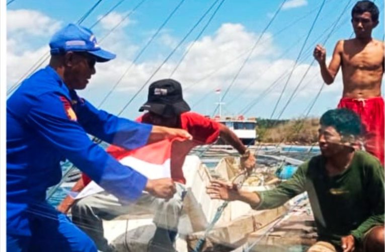 Polairud Polda NTT Bagi Bendera Merah Putih di 4 Kabupaten