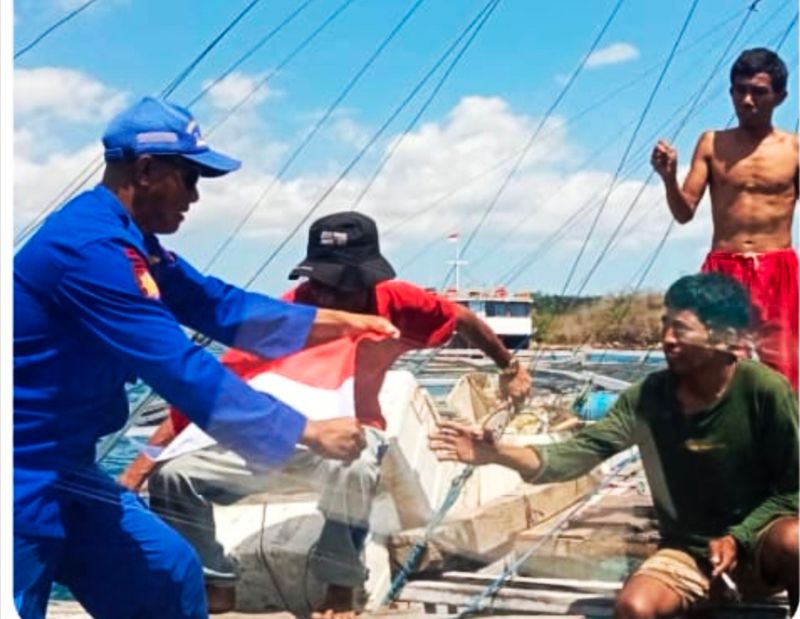 Polairud Polda NTT Bagi Bendera Merah Putih di 4 Kabupaten