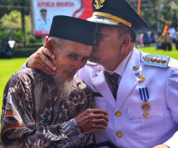 Di Usia 76, Tulih St Kalipah Kibarkan Bendera dari Ketinggian 80 Meter