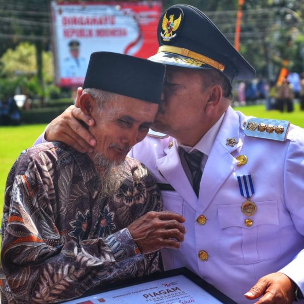 Di Usia 76, Tulih St Kalipah Kibarkan Bendera dari Ketinggian 80 Meter