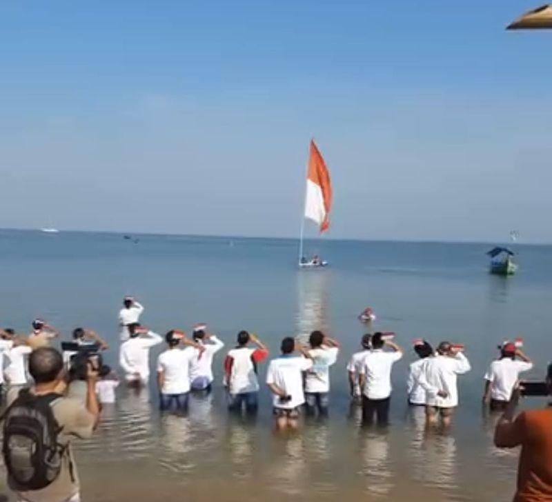 Warga Jepara dan Demak Menggelar HUT RI di tengah Banjir Rob