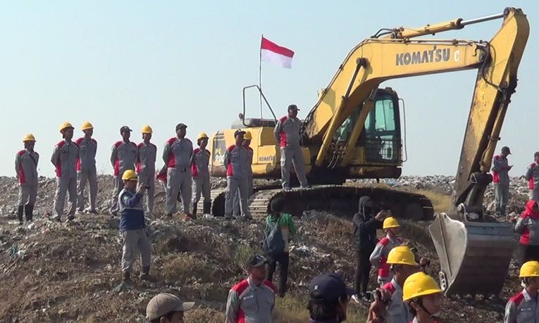 Pegawai DLHK dan Pemulung Upacara HUT ke-79 RI di Gunungan Sampah