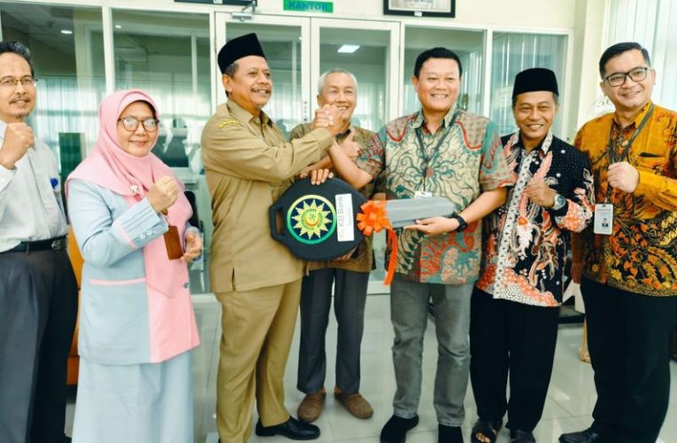 KB Financial institution Syariah Serahkan Hadiah Mobil Toyota Fortuner ke Rumah Sakit Muhammadiyah Lamongan