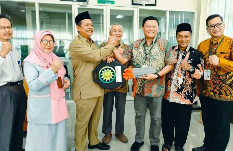 KB Bank Syariah Serahkan Hadiah Mobil Toyota Fortuner ke Rumah Sakit Muhammadiyah Lamongan