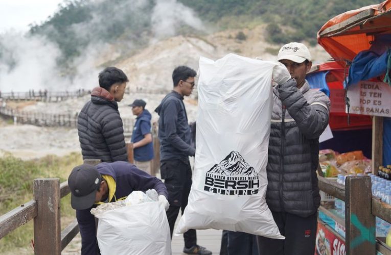 Bersihkan Candi Arjuna dan Kawah Sikidang, Kemenko PMK Gandeng Mapala