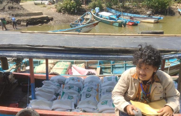 Tembus Segara Anakan demi Antarkan Bantuan Pangan