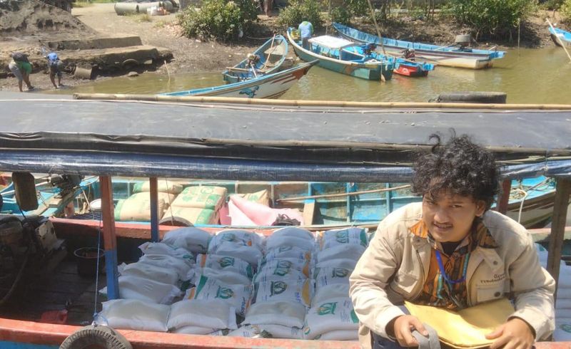 Tembus Segara Anakan demi Antarkan Bantuan Pangan