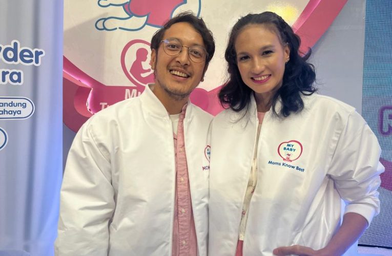 Ini Gaya Parenting ala Dimas Anggara dan Nadine Chandrawinata, Mengenalkan Alam kepada Anak