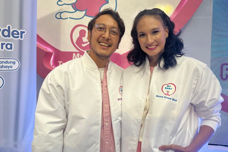 Ini Gaya Parenting ala Dimas Anggara dan Nadine Chandrawinata, Mengenalkan Alam kepada Anak