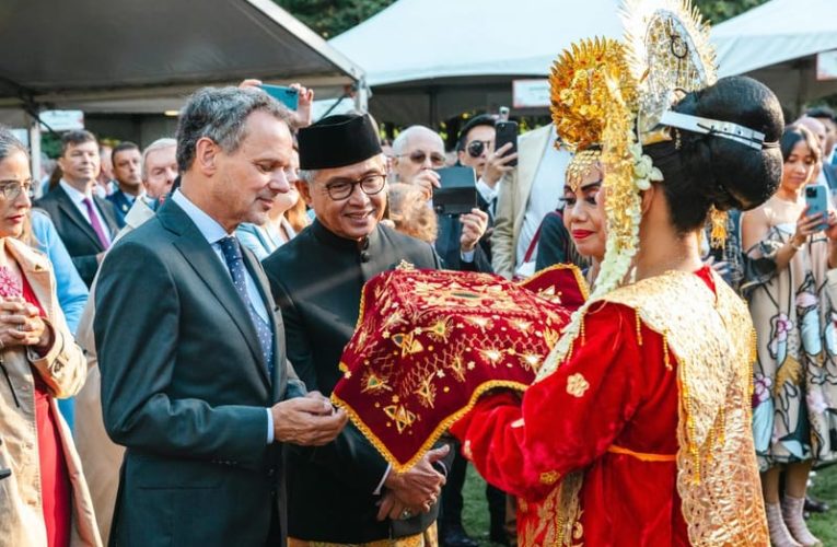 Menlu Belanda Disambut Tradisi Minang pada Resepsi Diplomatik HUT RI