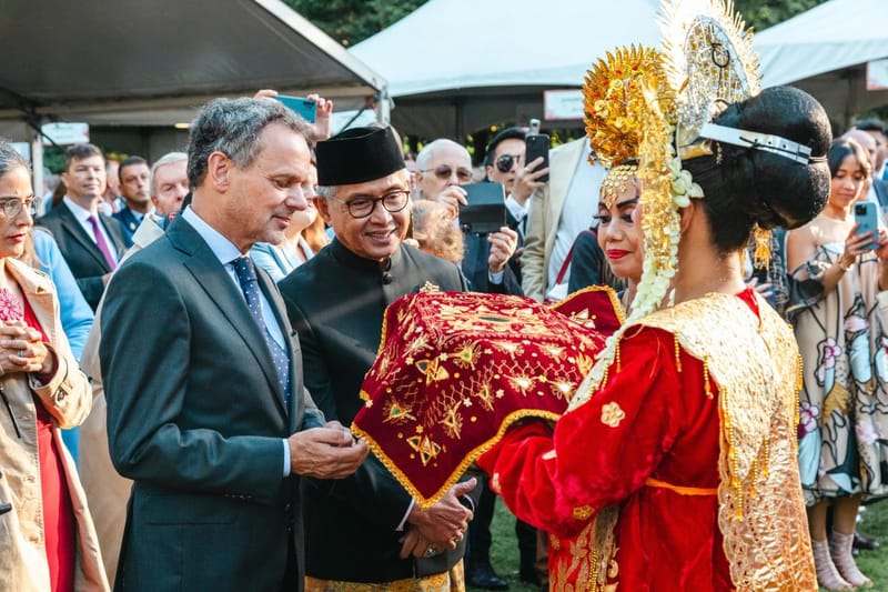 Menlu Belanda Disambut Tradisi Minang pada Resepsi Diplomatik HUT RI