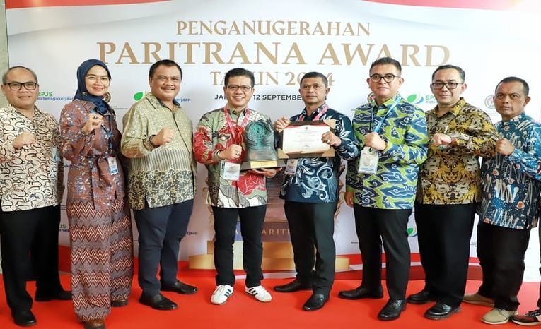 Berikan BPJS Ketenagakerjaan Bagi Guru Ngaji, Petani, RTRW, dan Pekerja Rentan, Kang DS Raih Anugerah Paritrana Award dari Presiden Jokowi