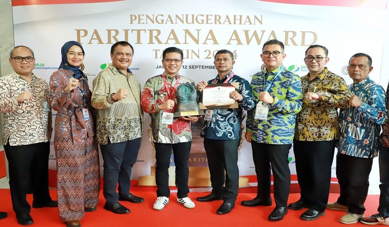 Berikan BPJS Ketenagakerjaan Bagi Guru Ngaji, Petani, RT/RW, dan Pekerja Rentan, Kang DS Raih Anugerah Paritrana Award dari Presiden Jokowi