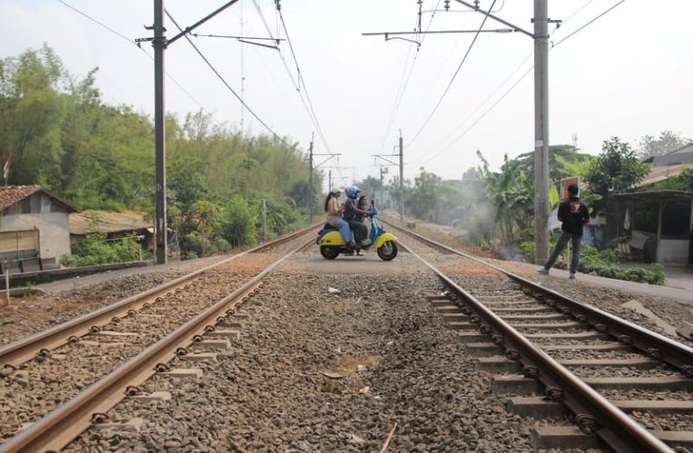 Jalur Mobil KAI bukanlah Taman Bermain