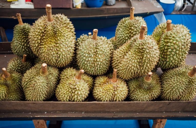 5 Pointers Membelah Kulit Durian yang Benar