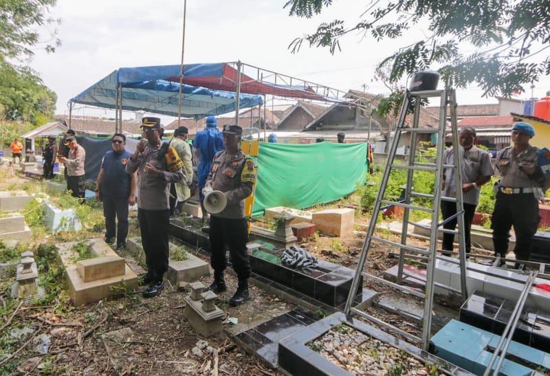 Tim Forensik Ekshumasi Jenazah Tahanan Polres Palu yang Meninggal Dunia