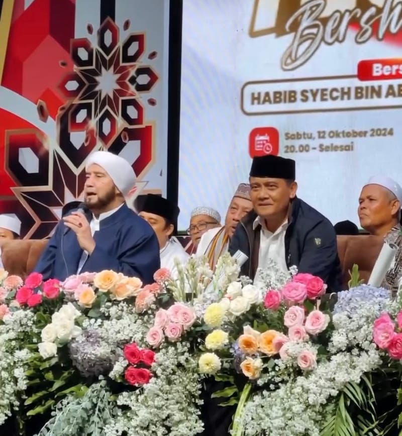 Momen Kopiah Miring Cagub Ahmad Luthfi Jadi Candaan Habib Syech