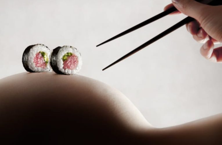 Apa Itu Nyotaimori Tradisi Unik Makan Sushi di Atas Tubuh Perempuan Jepang