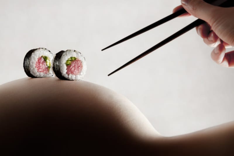 Apa Itu Nyotaimori? Tradisi Unik Makan Sushi di Atas Tubuh Perempuan Jepang