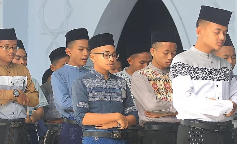 Cara Obtain Emblem Hari Santri 2024 dalam Structure PNG dan JPG