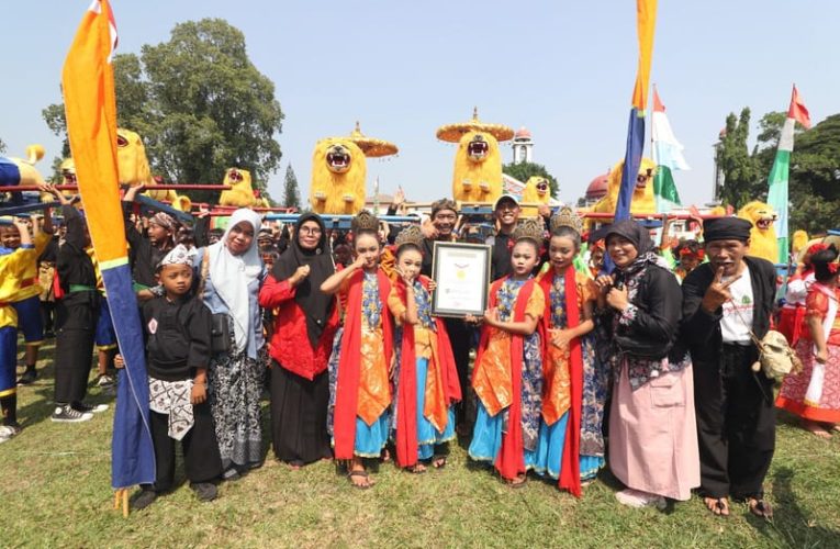 Gotong Sisingaan di Subang Raih Rekor Muri