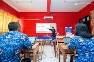 Pelatihan Teknologi untuk Pemberdayaan Guru di Sekolah