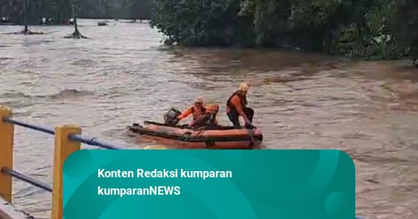 Detik-detik Tim SAR Terseret Arus Banjir saat Evakuasi Warga di Maros