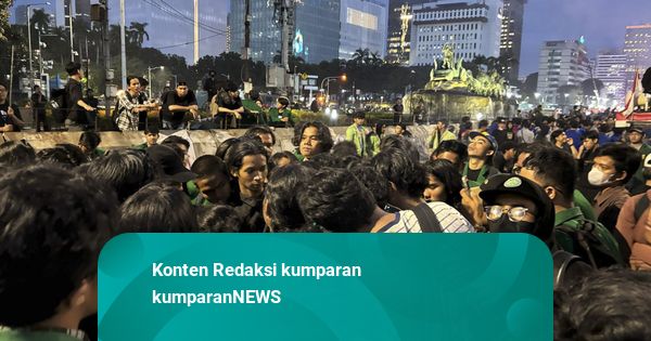 Massa Aksi #IndonesiaGelap Bertahan di Patung Kuda Meski Sudah Diminta Bubar