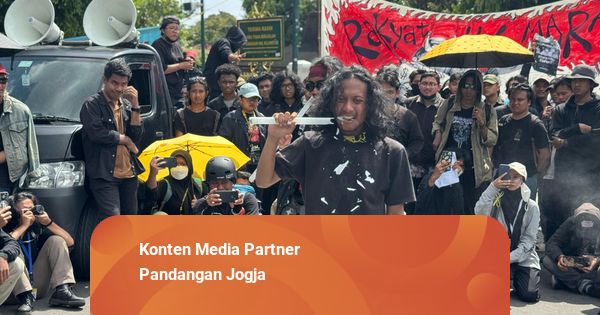 Massa Orasi di Istana Kepresidenan Yogya, Ada Aksi Teatrikal Pecahkan Neon