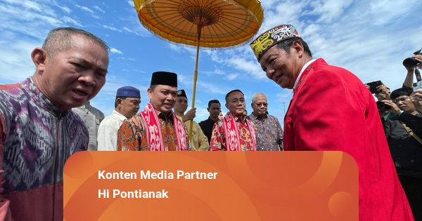 Pulang dari Retreat, Ria Norsan dan Krisantus Disambut dengan Tepung Tawar