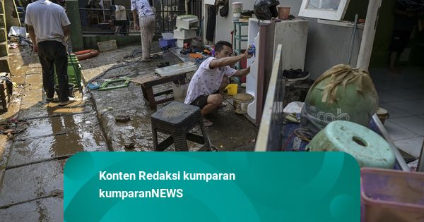 Foto: Aktivitas Warga Jatinegara Usai Banjir Telah Surut