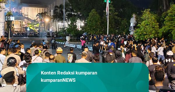 Massa di DPRD DIY Mau Demo sampai Pagi, Polisi Beri Waktu hingga Pukul 00.00 WIB