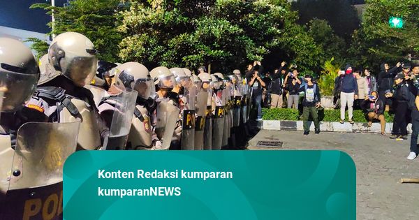 Polisi Bubarkan Massa Jogja Memanggil di DPRD DIY, Suasana Memanas