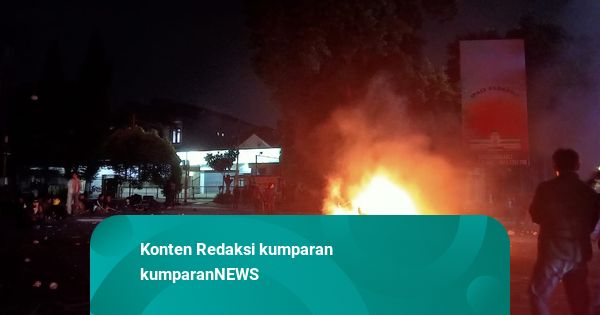 Demo RUU TNI di Bandung Ricuh: Motor-ATM Terbakar, Massa Masih Bertahan