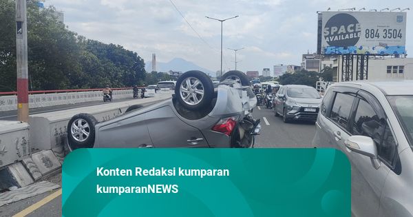 Habis Bensin di Flyover Pasupati Bandung, Mobil Ditabrak Pikap hingga Terguling