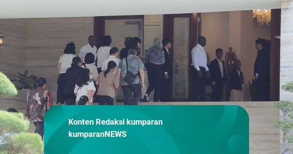 Foto: Warga Berdatangan ke Kedubes Vatikan, Doakan Paus Fransiskus
