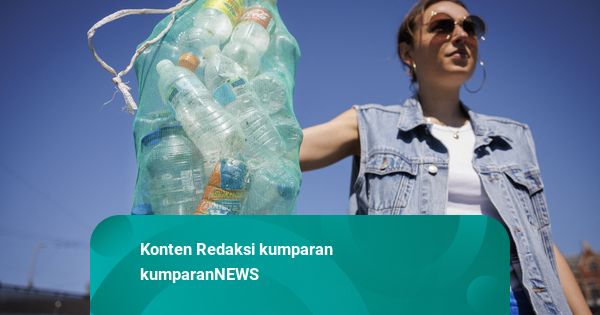 Foto: Warga Belanda Mancing 'Ikan Plastik' di Kanal Amsterdam
