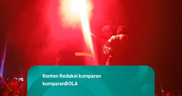 Cara Bobotoh Ajak Anak Rayakan Momen Persib Juara Liga 1 di Flyover Pasupati