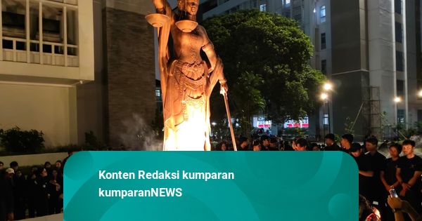 Mahasiswa FH UGM Kenang Argo, Doa Bersama-Tabur Bunga di Patung Dewi Keadilan