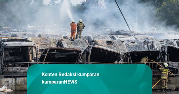 Kadishub: 20 Bus Bekas Terbakar di Terminal Rawa Buaya