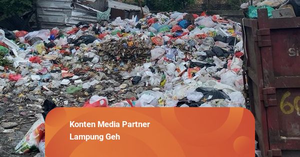 TPS Rajabasa Menumpuk, Warga Keluhkan Bau Menyengat akibat Truk Sampah Rusak