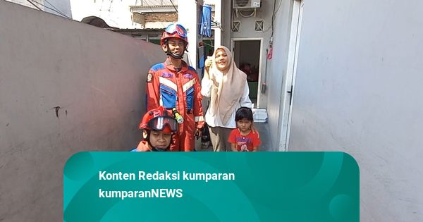 Momen Petugas Damkar Jakut Evakuasi Anak Bebek yang Terjebak di Gorong-gorong