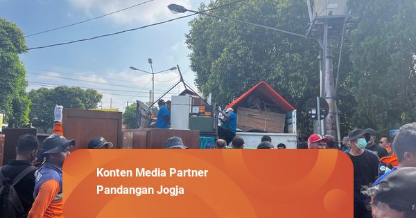 KAI Tertibkan Satu Rumah di Lempuyangan, Kerahkan 400 Personel dan 10 Truk